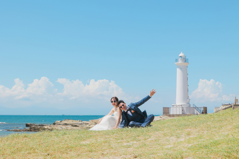 青い空と白い灯台。