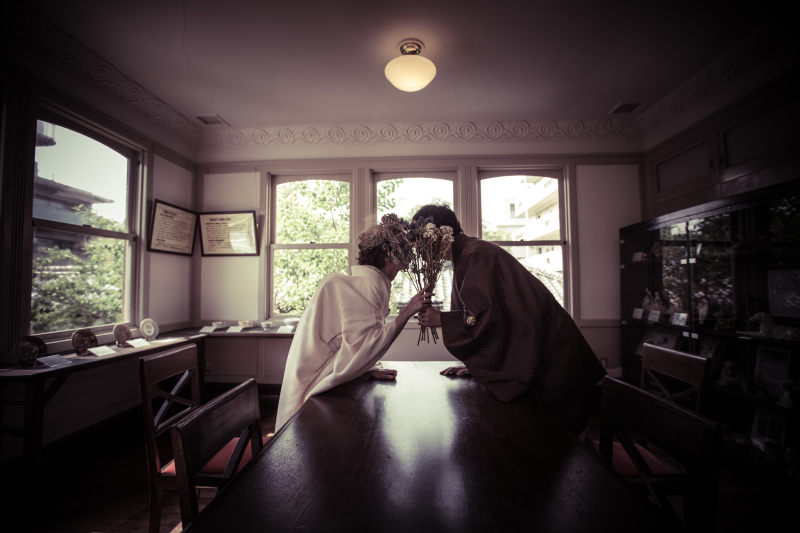 ブーケに隠れて