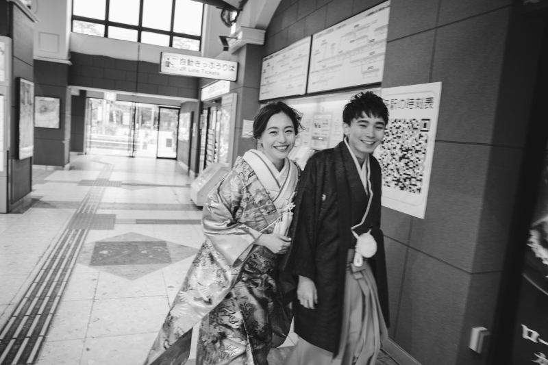 駅の中で!