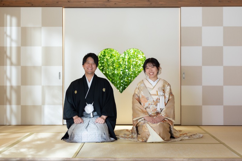 猪目窓で正座姿