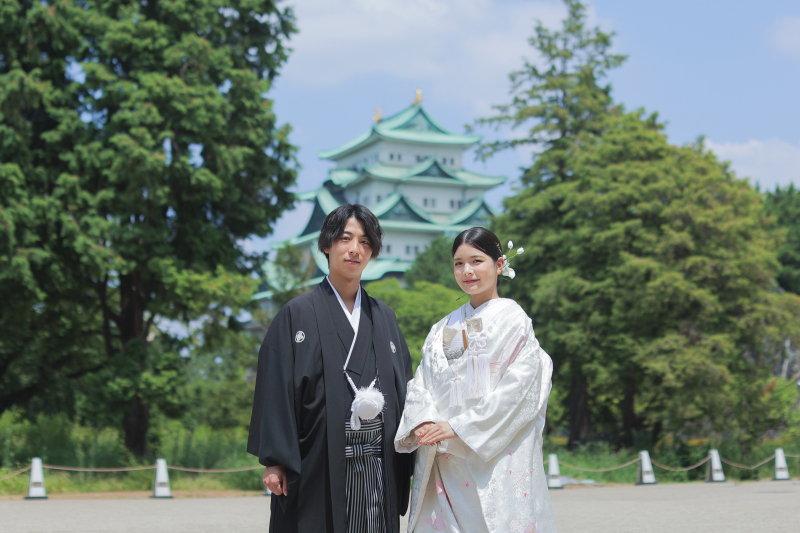 名古屋城背景に