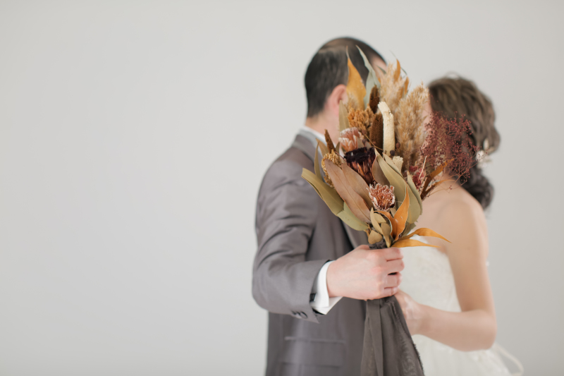 ブーケでお顔を隠して