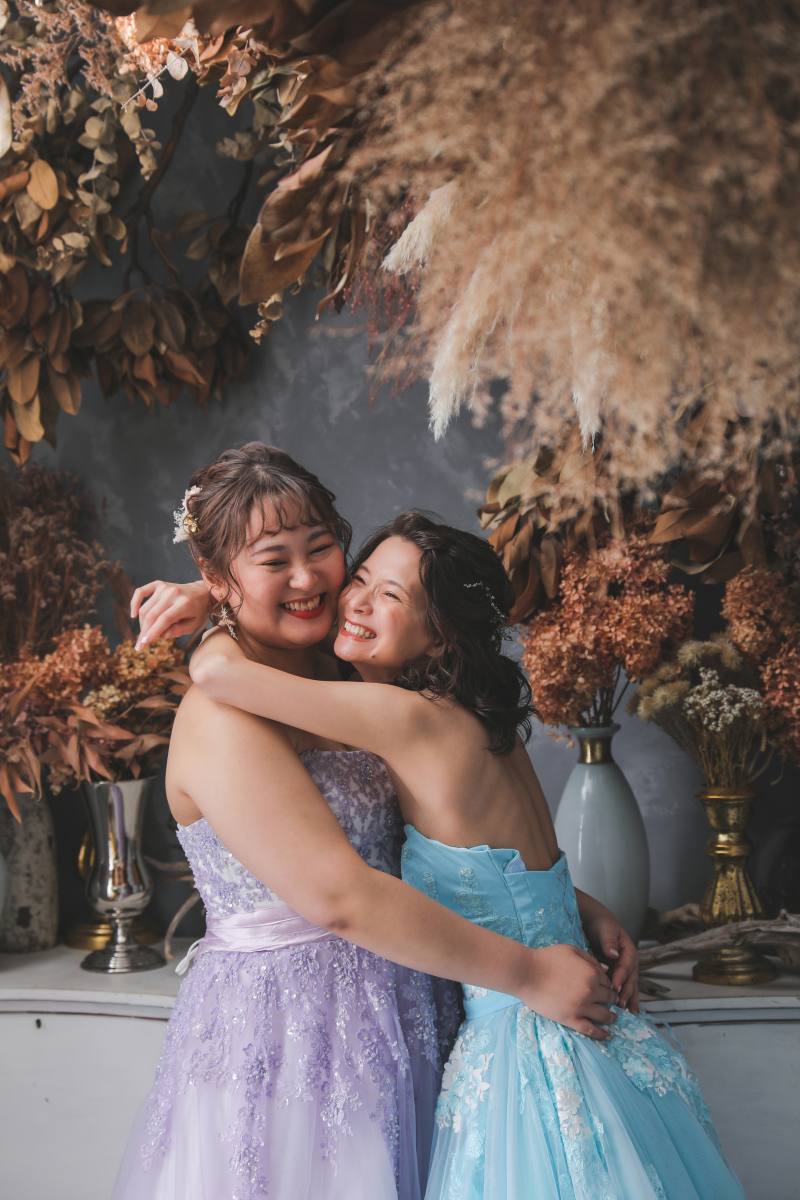 カラードレス姿で並んで。