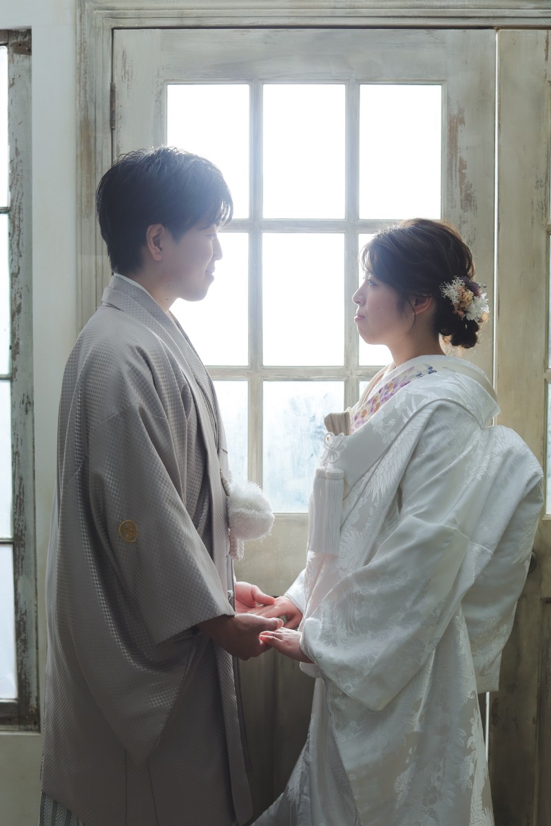 手を取り合って