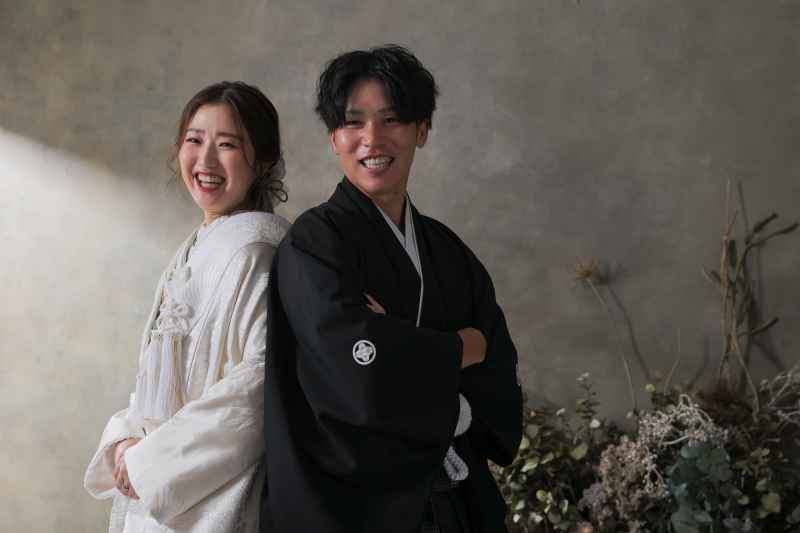 背中合わせで。