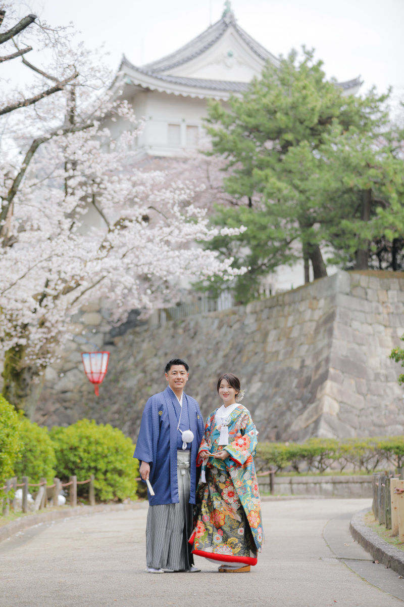 お城と桜を背景に