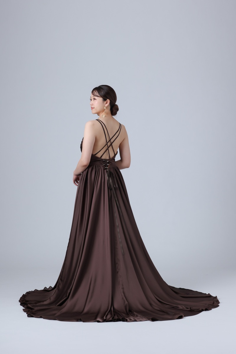 ブラウンカラーの大人な1着