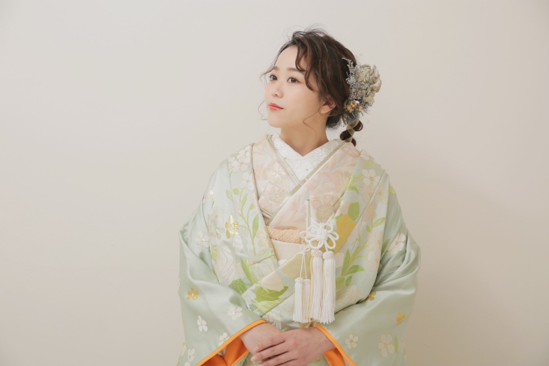 淡い色使いでまとめたコーディネート