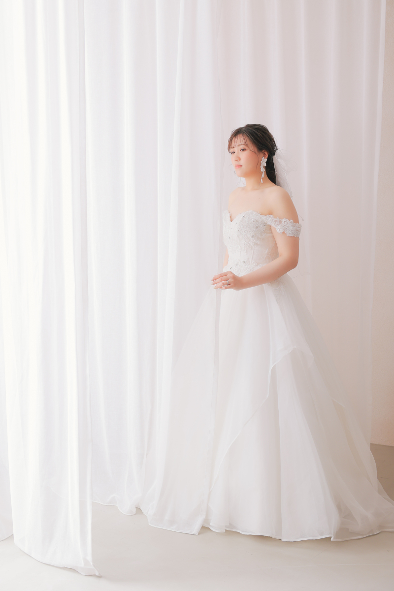 胸元の刺繍が華やかでオフショルダーが印象的なドレス