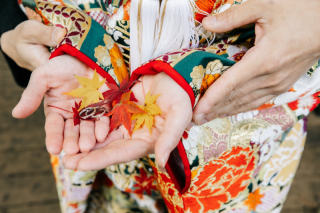 青空の下、紅葉の中でロケーション撮影