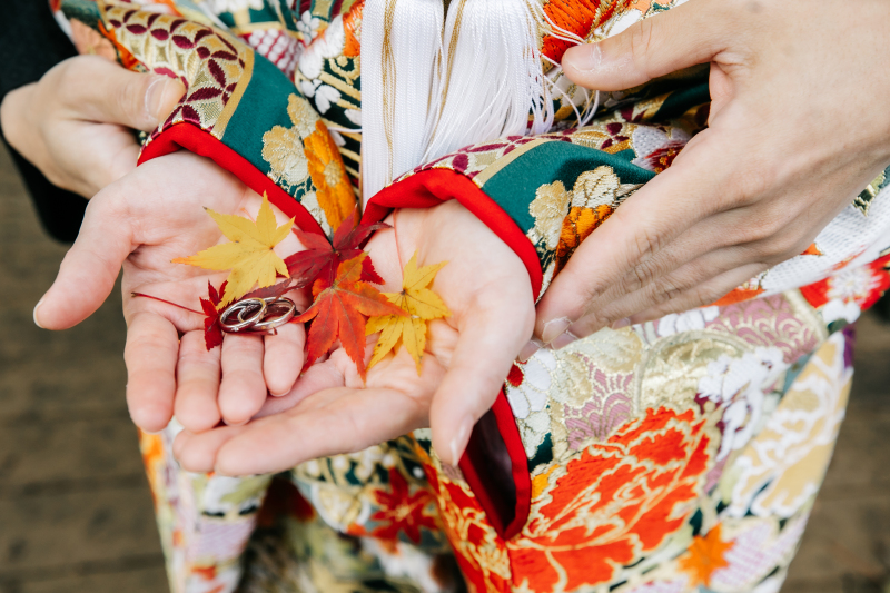 青空の下、紅葉の中でロケーション撮影