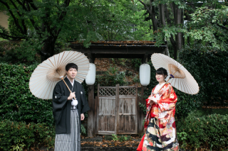 和装１着　赤の色打掛がきれいに映える館内撮影