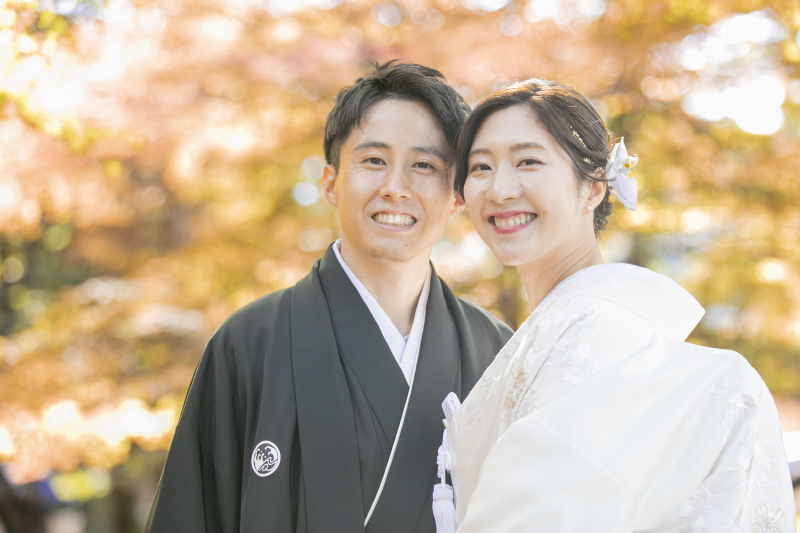 紅葉のなかで色鮮やかなお写真を