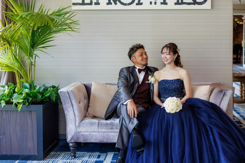 鮮やかなブルーがおふたりを輝かせる