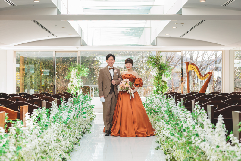 白を基調としたチャペルとお花にて華やかな印象を