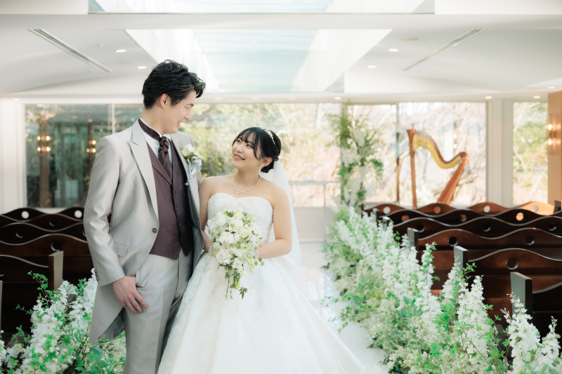 光差し込み煌めくチャペル