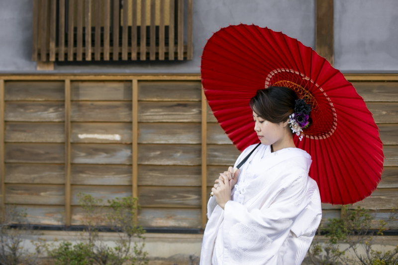 白無垢に赤の番傘