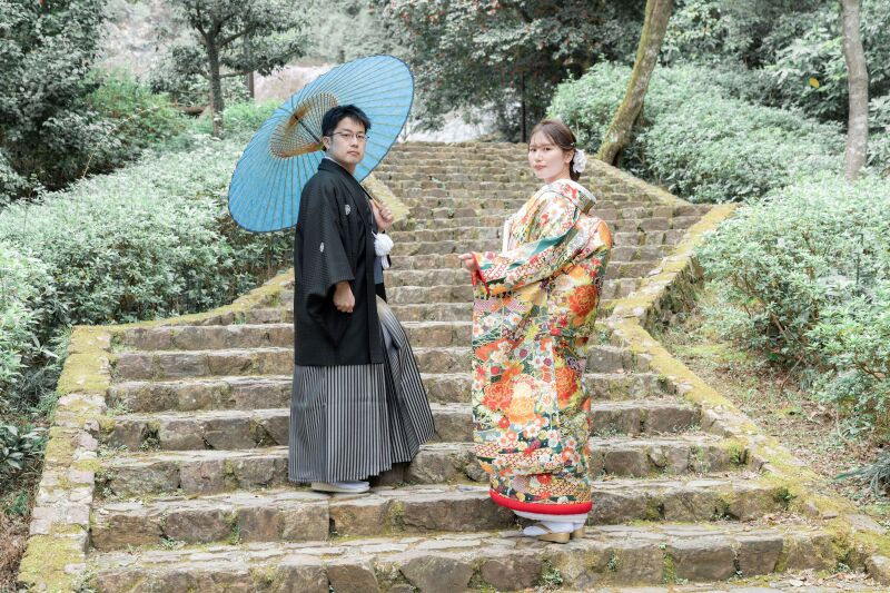 番傘も使用しながら振り返りショット