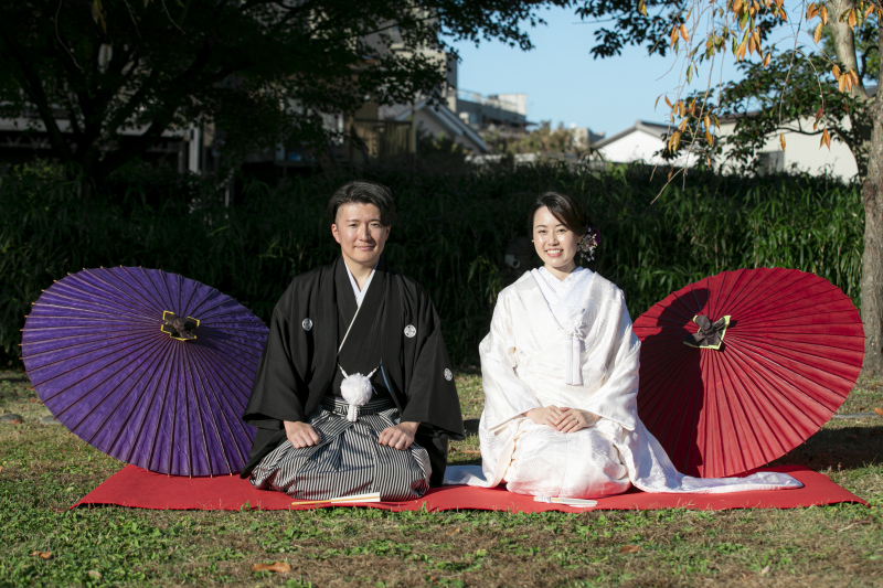 アイテムを用いて芝生の上でツーショット