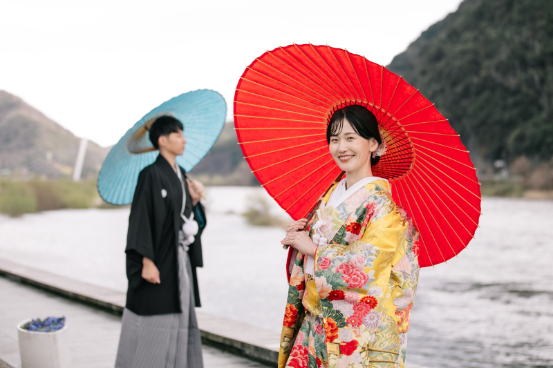 長良川を背景に