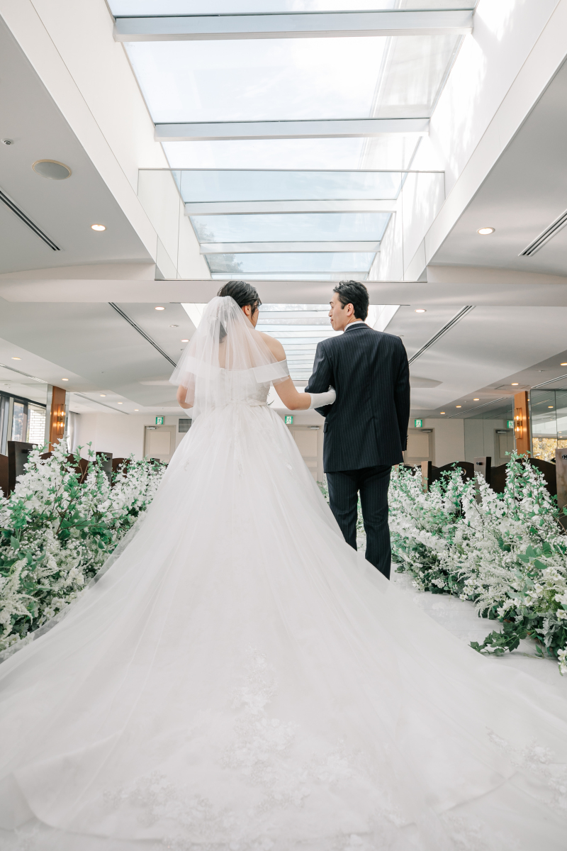 腕を組んだおふたりの後ろ姿