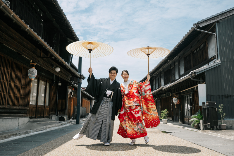 川原町の街並みを背景に