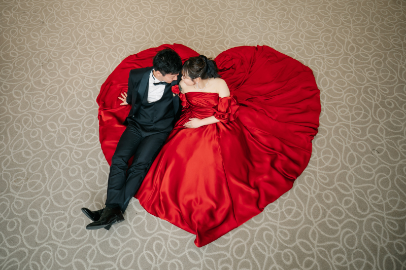 真っ赤なドレスを生かして