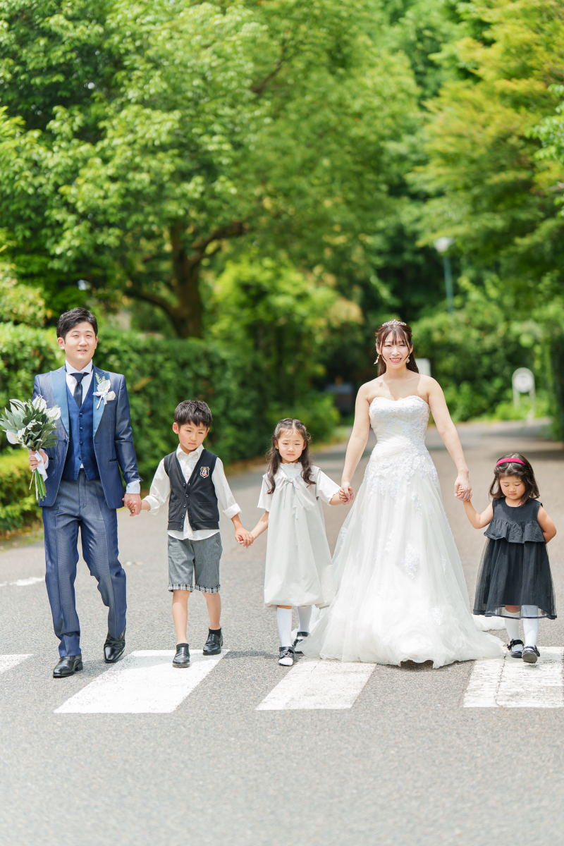 手をつないだかわいいお写真も