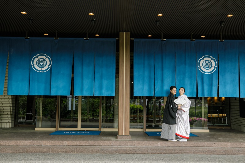 大のれんから撮影スタート