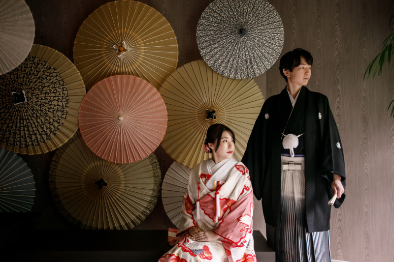 色とりどりの番傘を背景に