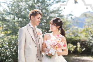 秋晴れの日差しの中で