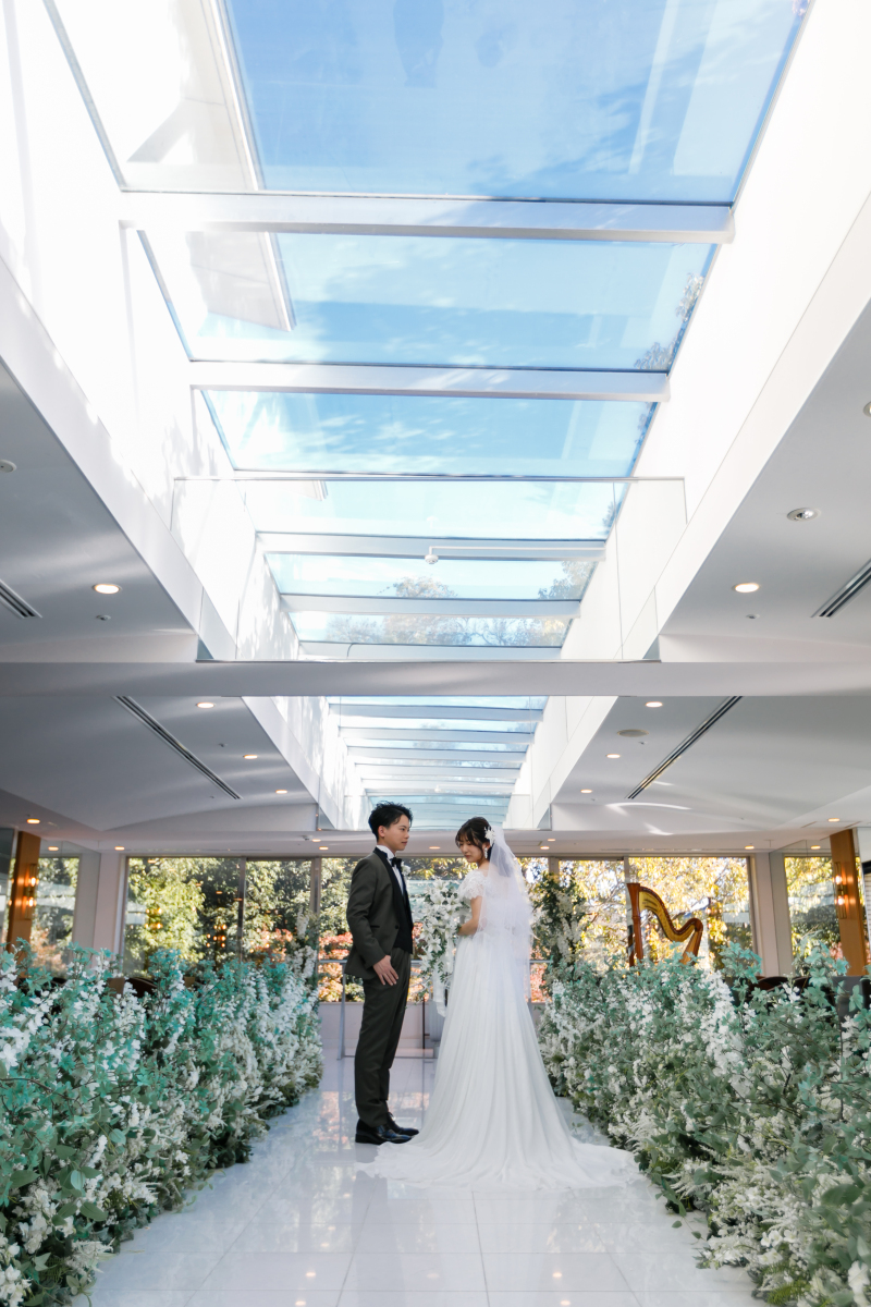 青空を臨むチャペルでの館内撮影