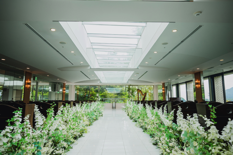 光差し込む雨のチャペル