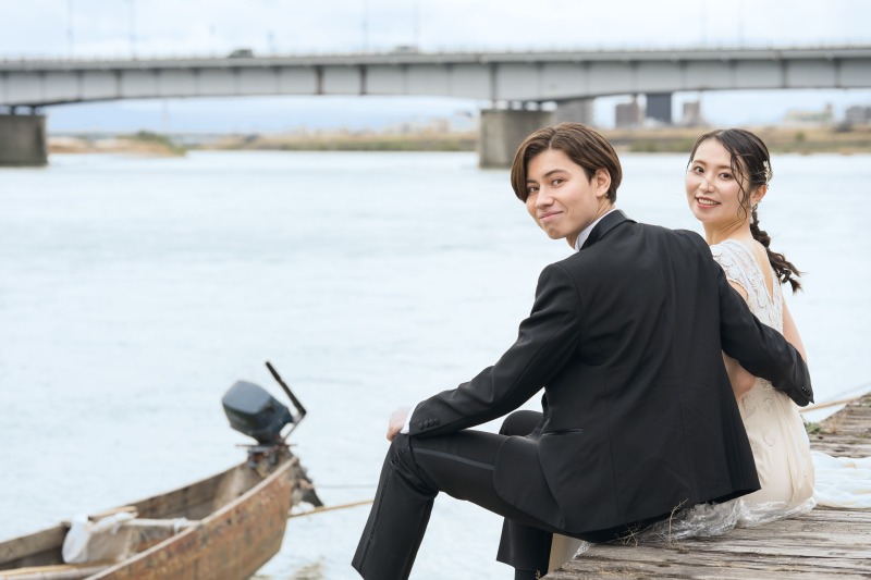 長良川を背景に