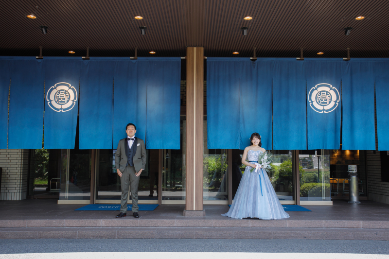 ホテルのシンボル大暖簾前で