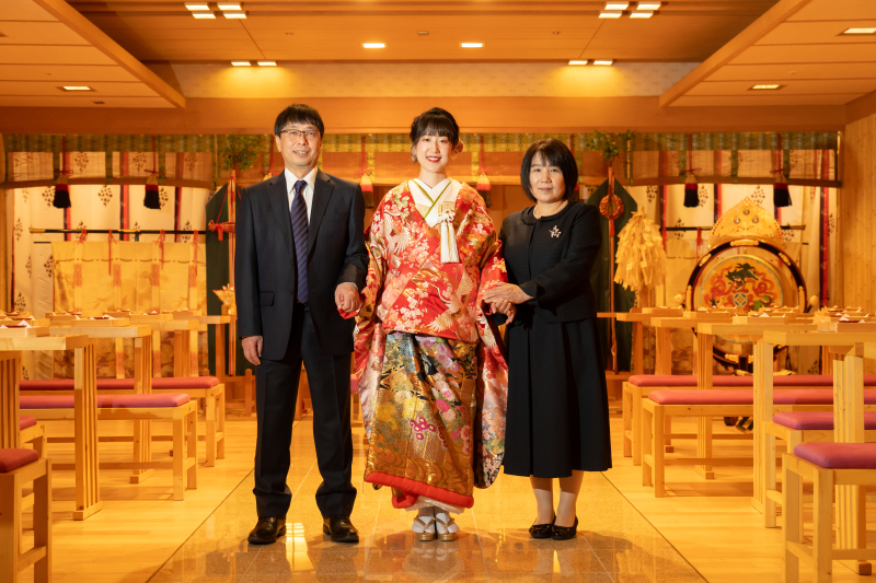 館内神殿で親子水入らずのお時間を