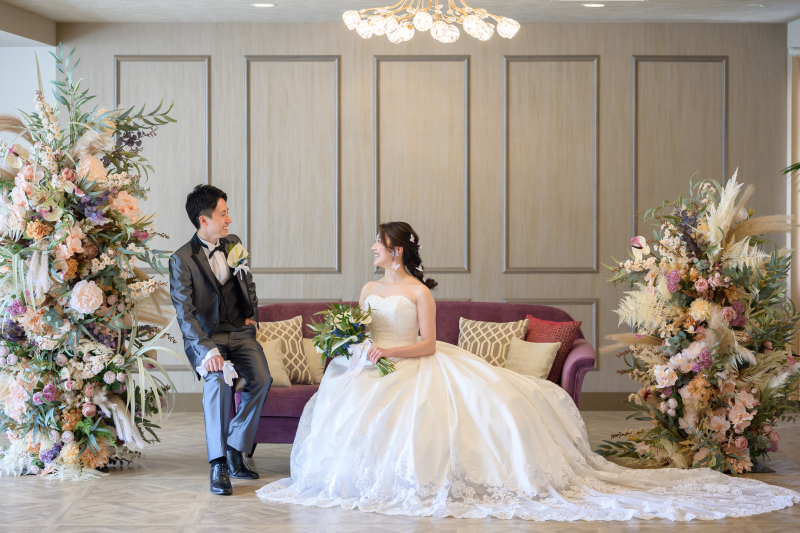 ソファとフラワーが印象的なフォトブース撮影