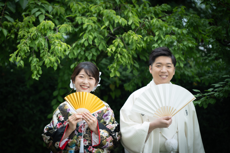 扇子を使ってにっこり