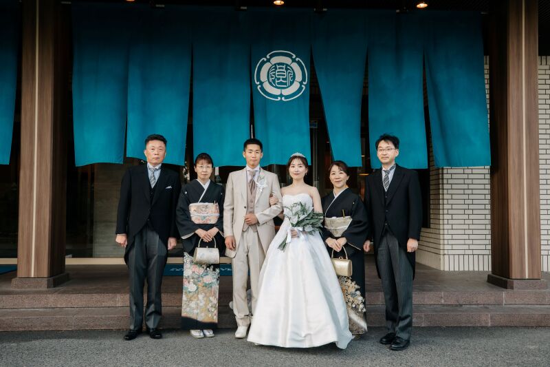 ホテル前にてご家族との集合写真