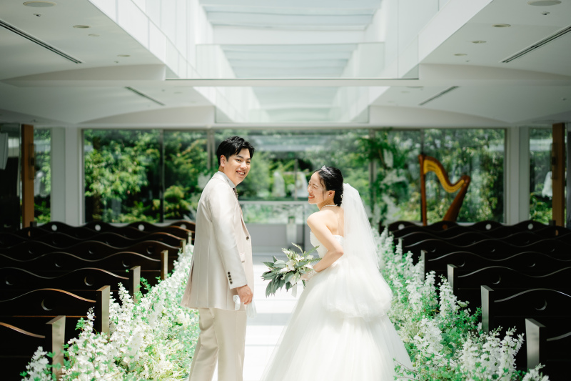 洋装姿も新緑の広がるチャペルで