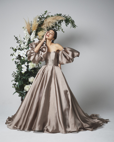 大人花嫁に仕上がる、落ち着いた色合いのドレス