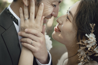 愛し合うお二人の自然な一枚