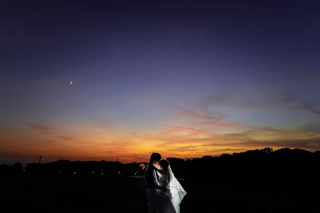 夕景の写真はロマンチックなムードでいっぱい。お二人の愛の深さが伺えます。
