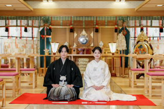 荘厳な雰囲気でありながら、どこかほっとする木目美しい神殿や、和・洋どちらのご衣裳にも合う遊び心のあるフォトブースなど様々