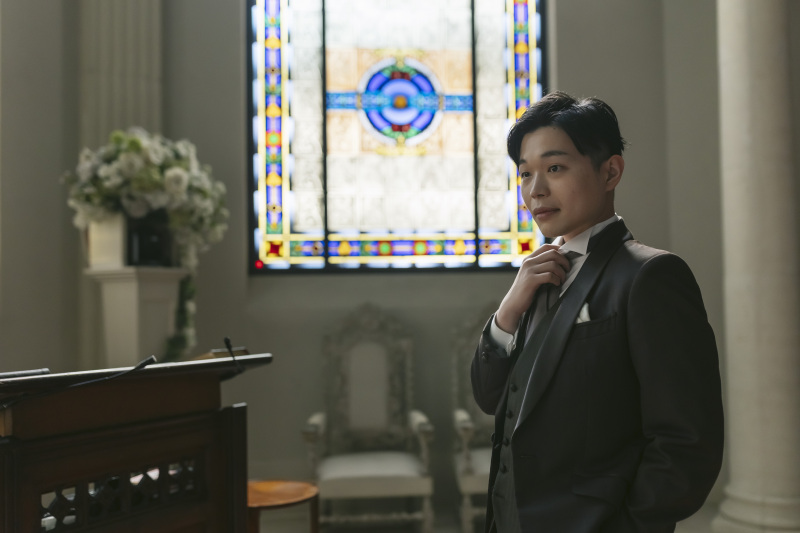 ステンドグラスの前でソロショット
