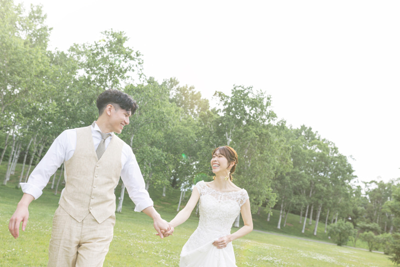 楽しそうに緑の中を駆けまわる