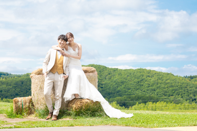 牧草ロールに座って