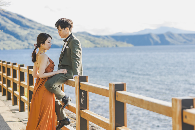 青い背景の中で…