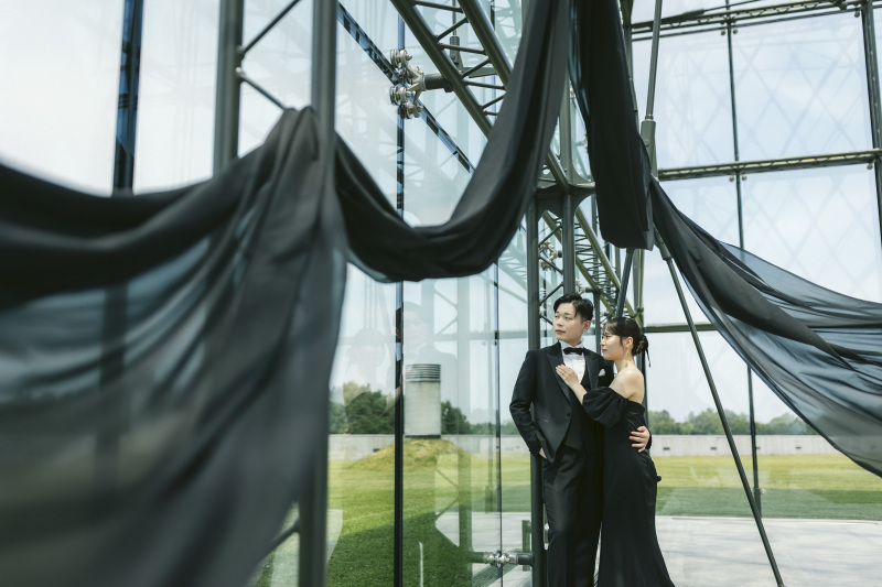 ピラミッドの中でシック大人めに