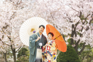 満開の桜の下、お二人の雰囲気に合わせて